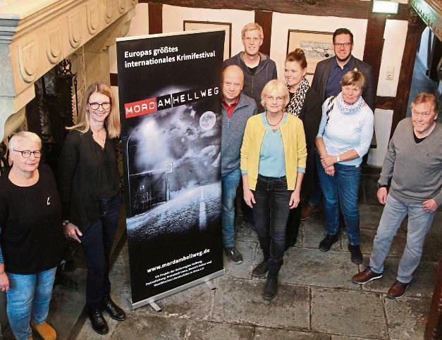 Autorin Eva Almstädt (2.v.l.) wurde am Mittwoch im Erwitter Königshof empfangen.