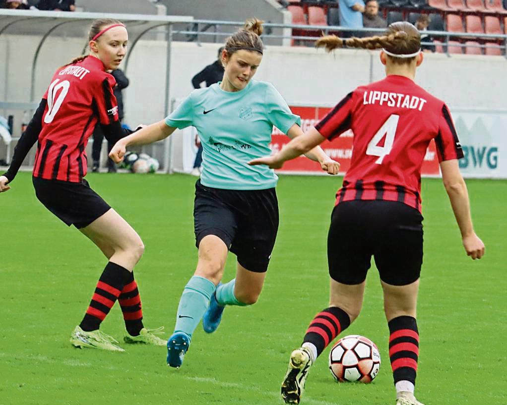 Mit voller Motivation ins Pokalfinale: Landesligist Germania Stirpe (in Türkis; hier beim 1:0-Erfolg im Halbfinale beim SV Lippstadt) sieht sich selber als Außenseiter. Foto: Feichtinger