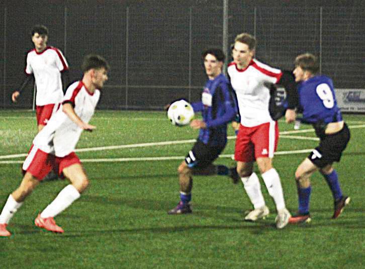 Durch das 3:1 sicherten sich die A-Junioren von Erwitte 2000 (weiße Trikots) ein Ticket für die Kreisliga A. Die JSG Ehringhausen (in Blau) muss am Samstag nachsitzen. Foto: Hans Dannhausen