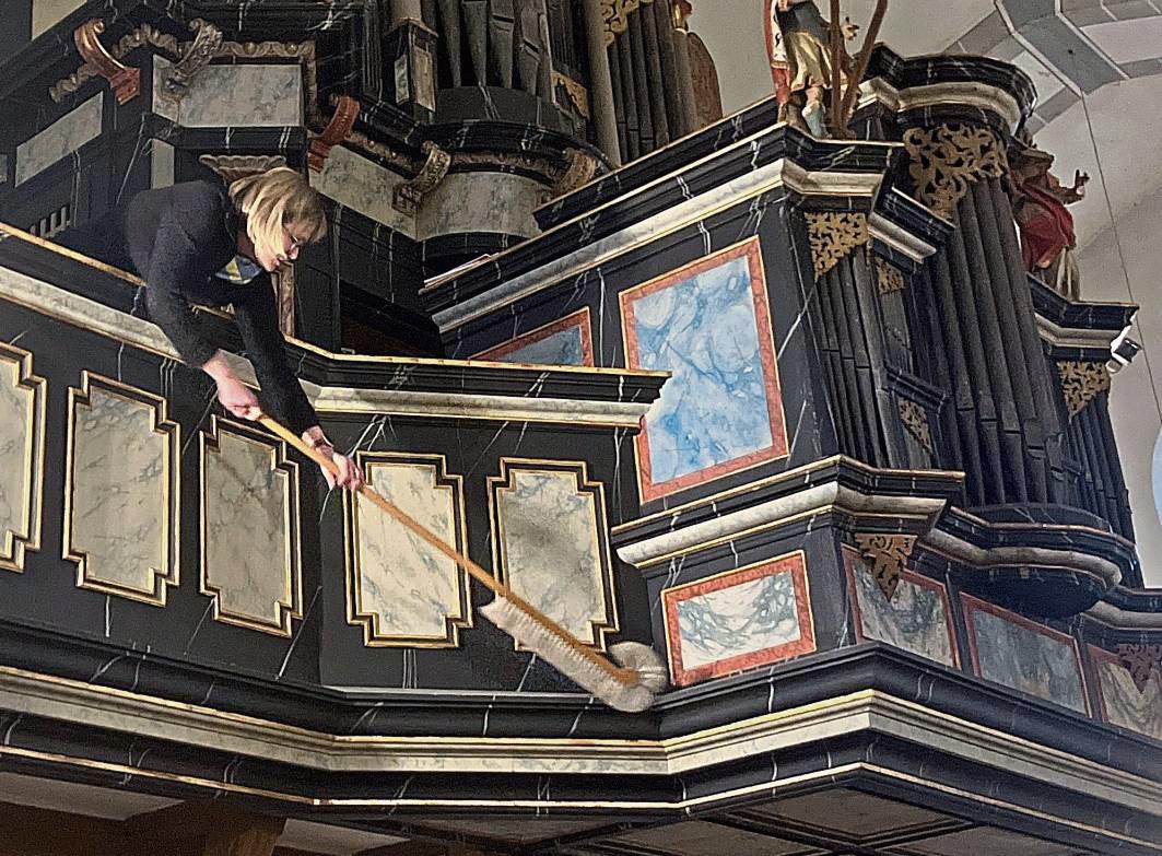 Hoch hinaus für ein sauberes Ergebnis: Mit Putzwedel und viel Einsatz wird selbst der letzte Staub erwischt. Fotos: Wibke Bußmann