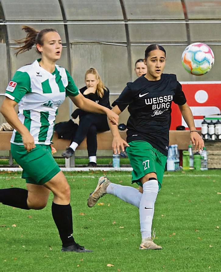Die Fußballerinnen von Germania Stirpe (in Schwarz) bleiben auf Erfolgskurs: In Werther holten sie einen 0:2-Rückstand auf und spielten am Ende 3:3. Foto: Uwe Feichtinger