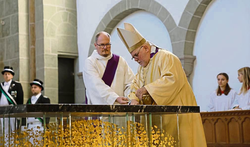 Nach der feierlichen Altarweihe in der neu renovierten Stiftskirche durch Kardinal Reinhard Marx wurde erstmals auf dem Altar Eucharistie gefeiert. Archivfoto: Laame