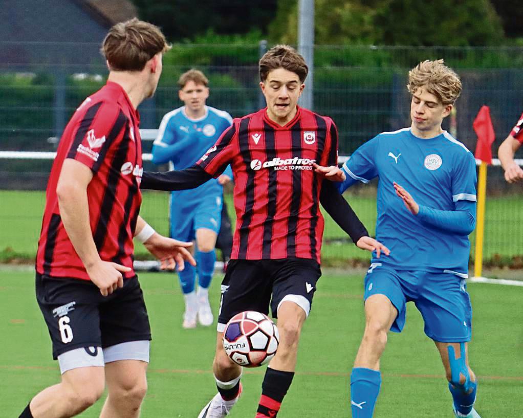 In der Westfalenliga hoffen die B-Junioren des SV Lippstadt (in Schwarz-Rot) auf die ersten drei Punkte im neuen Jahr. Es geht am Bruchbaum gegen Rödinghausen. Foto: Feichtinger