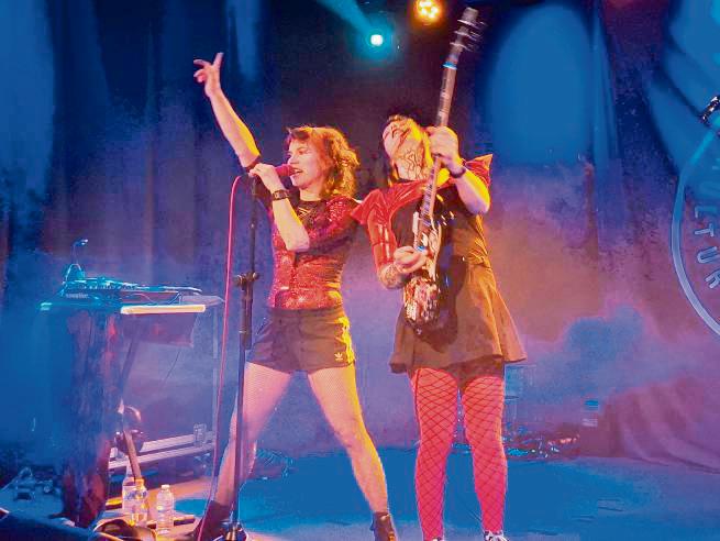 Kurz, kompakt und intensiv: Das schwedische Duo The Guilt begeisterte im Langenberger KGB. Foto: Andreas Balzer