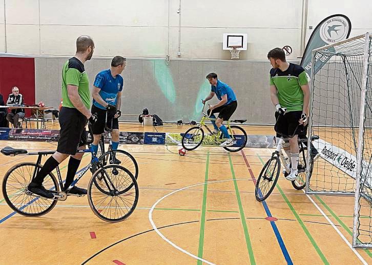 Ein schlechten Start erwischten Thomas Bals und Timon Walprecht (in Blau) beim Pokalturnier in Oelde. Doch dann steigerte sich die SCL-Radballer gewaltig.