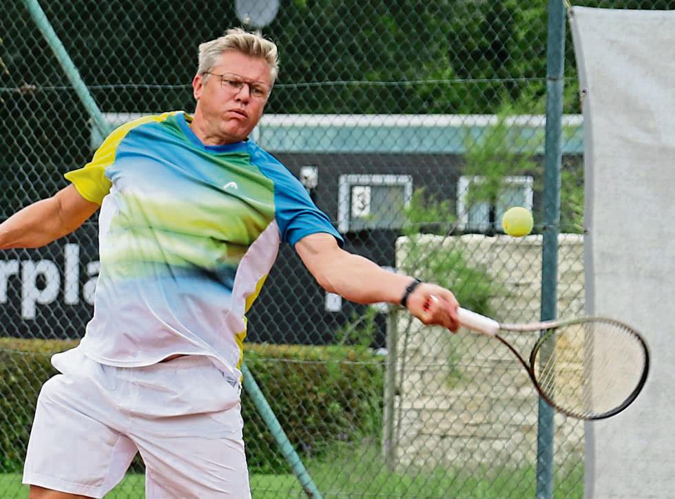 Zwei Aufstiege in Folge feierten Michael Schmidtmann (Foto) und der TC GW Lippstadt zuletzt. Dadurch ging es rauf bis in die Regionalliga, der höchsten Spielklasse bei den Herren 50. Für die anstehende Saison lautet das Ziel Klassenerhalt. Foto: Lütkehaus