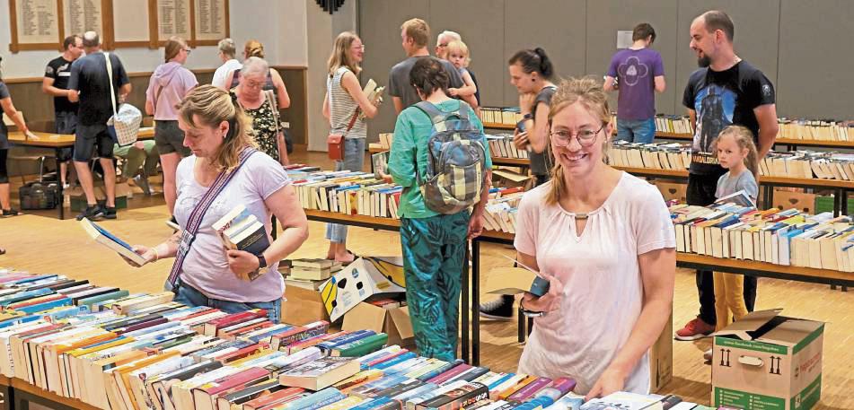 Der Bücherei-Flohmarkt am Samstag und Sonntag war gut besucht. Foto: Kloer