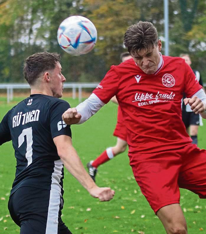 Ohne Sieger endete die Partie zwischen Germania Esbeck (in Rot) und dem TSV Rüthen. Am Ende hieß es 2:2. Foto:Wiegand