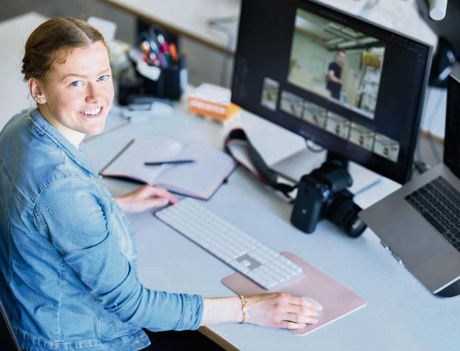 Bei den Meister Werken absolviert die angehende Mediengestalterin Emma Schulte während ihrer Ausbildung den Lehrgang zum KI-Scout.