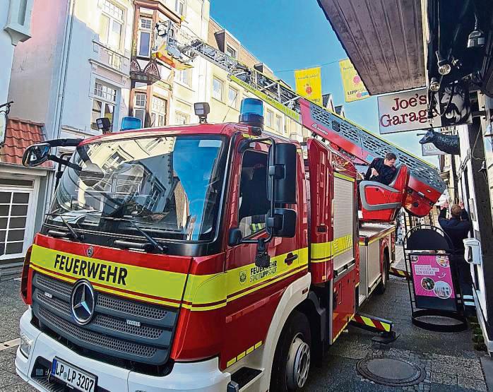 Am Mittwoch hat die Lippstädter Feuerwehr vor Joes Garage in der Poststraße eine Notfall-Simulation durchgeführt.