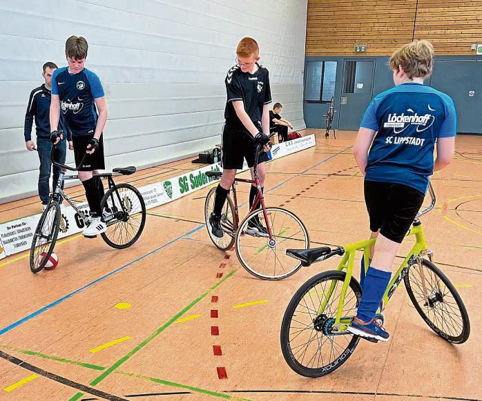Die SCL-Nachwuchsradballer Emil Krüger (l.) und Maxim Dodel (r.) haben sich am letzten Spieltag mit Platz fünf für die Landesverbandsmeisterscfhaften qualifiziert.