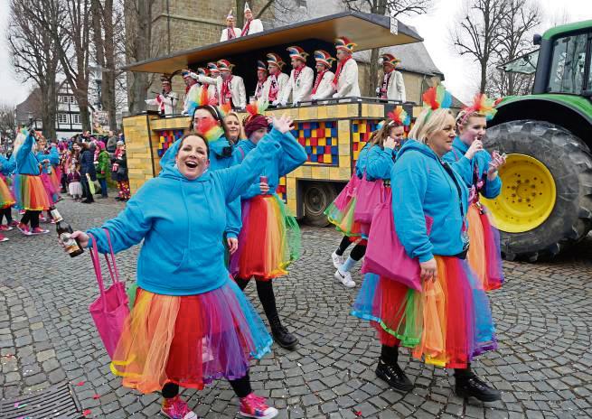 Jedes Jahr strömen zahlreiche Narren in die Hochstraße, um den Rosenmontagszug zu feiern.