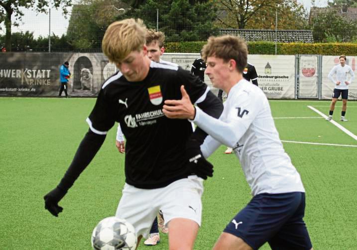 Bei der Blau-Weißen-Nacht am Samstag sollten die A-Junioren des TuS Lipperode (in Weiß) vielleicht ein wenig auf die Bremse treten, um dann am Sonntag gegen Westfalia Rhynern Vollgas geben zu können. Foto: Hans Dannhausen
