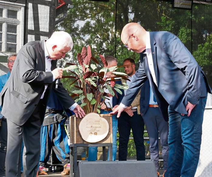 Aus Rüthens Partnerstadt Egeln war Bürgermeister Reinhard Luckner (l.) zu Gast und brachte ein Blumenpräsent mit, das einen Platz im Rathaus finden wird. Foto: Bsdurek
