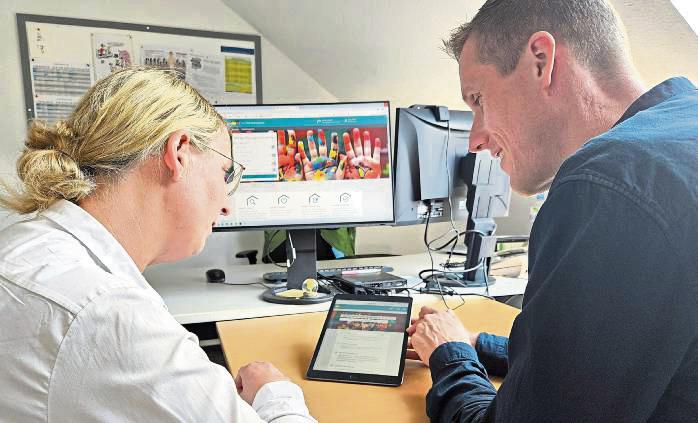 Philipp Maron (r.) vom Fachdienst Kindertagesbetreuung freut sich auf den Start des digitalen Kita-Portals. Foto: Stadt Lippstadt