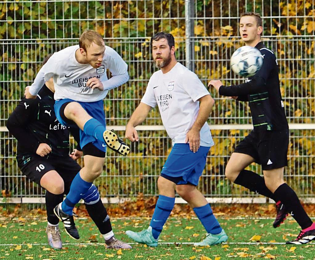Das absolute Kellerduell der C-Liga entschieden die Gäste aus Mettinghausen (in Schwarz) für sich. Spielertrainer Dirgou markierte den Siegtreffer in Dedinghausen. Foto: Feichtinger