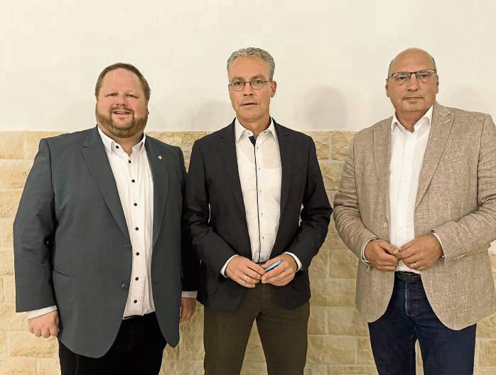 Unser Bild zeigt v.l.: Landrat Heinrich Frieling, Fraktionschef Olaf Reen und Geschäftsführer Guido Niermann.