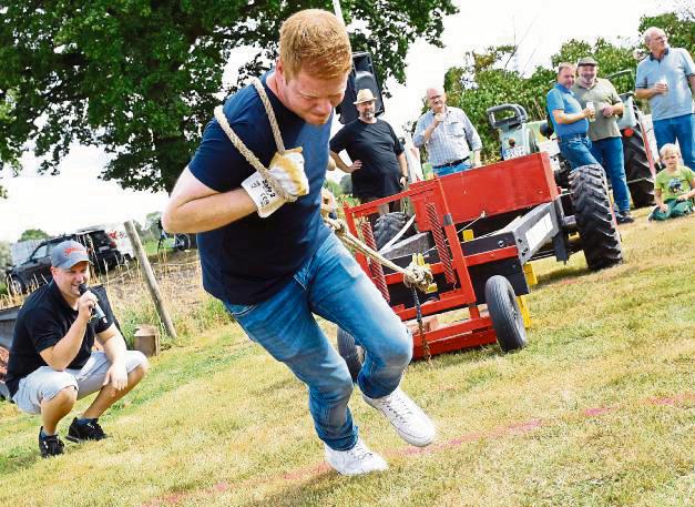 Für die Mitmach-Aktion der Traktor-Freunde brauchte es eine ganze Menge Muskelkraft. Foto: Giannakis