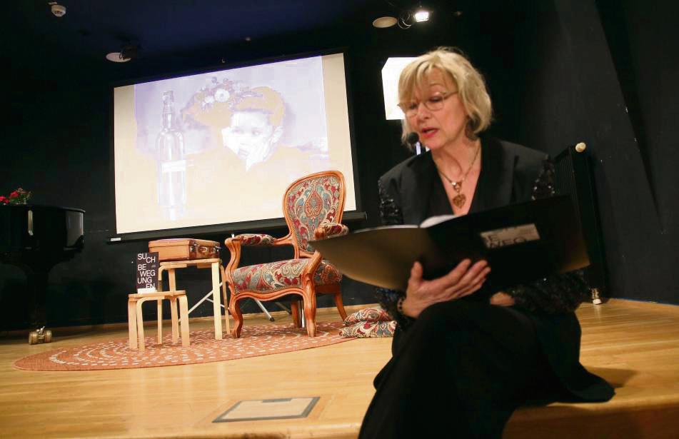 Astrid Stähler stellte im Globe ihren Debütroman „Suchbewegungen“ vor. Fotos: Heier