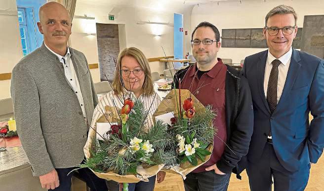 Herzlichen Glückwunsch zum Dienstjubiläum, v.l.: Michael Schlüter (Personalrat), Helga Rücker, Sebastian Sure und Bürgermeister Andreas Sunder.