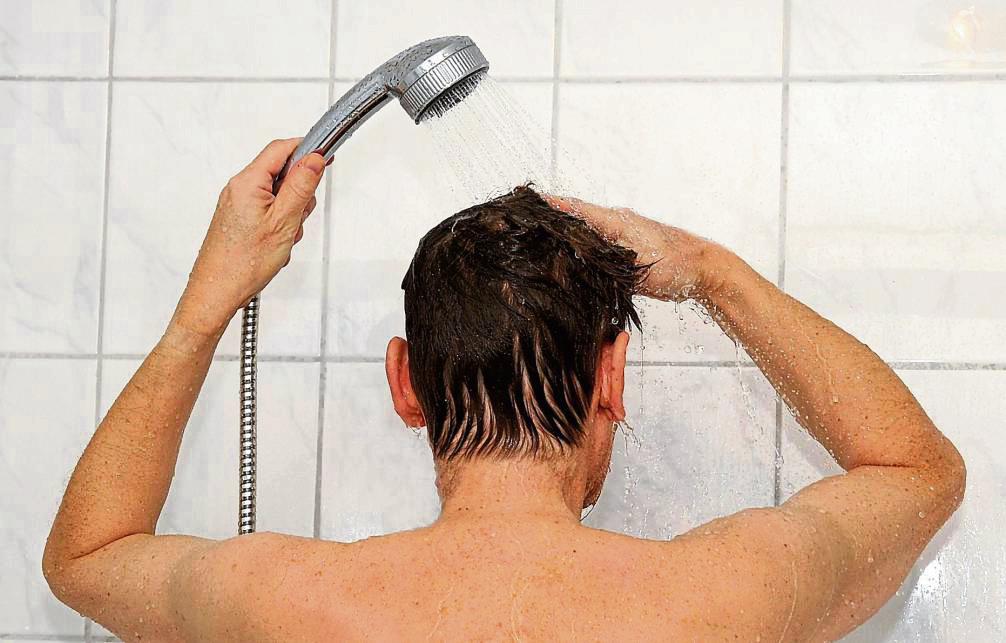 Ganz nach dem Motto „Spülen, Spülen, Spülen“ empfiehlt Dr. Ute Gröblinghoff, vor dem ersten Duschgang nach dem Urlaub für drei bis fünf Minuten das Wasser laufen zu lassen.