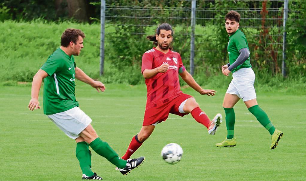 Im Derby in Stirpe setzte sich der Gastgeber (in Grün) unterm Strich doch glücklich mit 2:1 gegen den Nachbarn aus Erwitte (in Rot) durch. Foto: Feichtinger