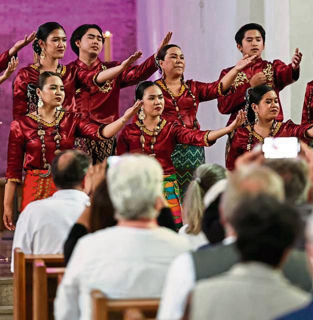 Der philippinische Chor Palawan University Singers machte im Zuge seines Deutschlandbesuchs Halt in Geseke. Foto: Laame