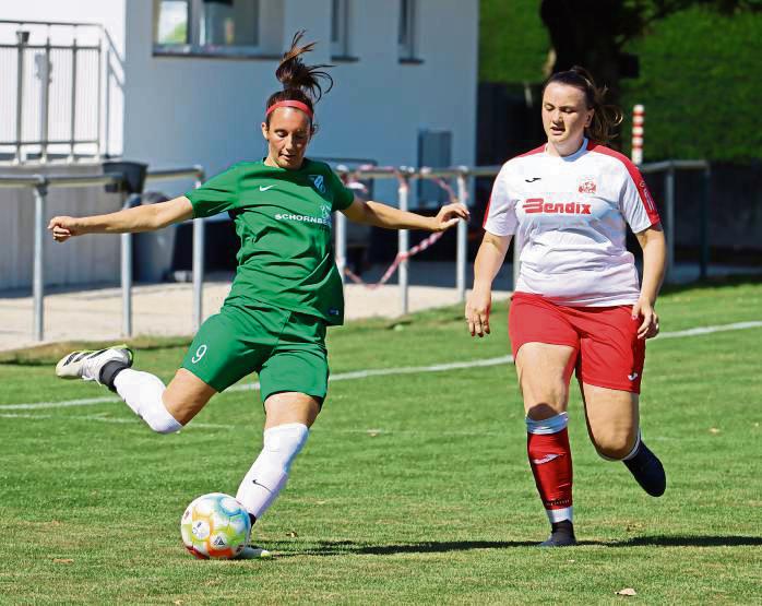 Nach dem 5:0-Erfolg über RW Ahlen wollen die Landesliga-Damen von Germania Stirpe (in Grün) nun endlich auch auswärts punkten. Foto: Uwe Feichtinger