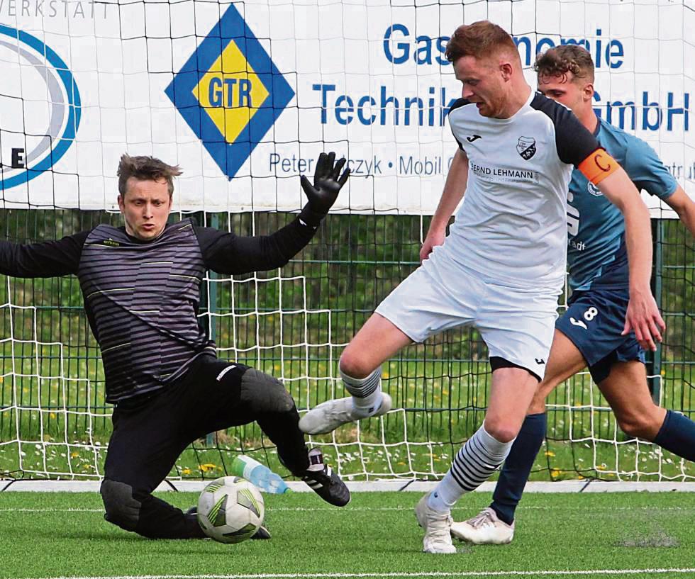 Hier rettet VfL-Keeper Matthias Klaus gegen den Rüthener Jan Brings (in Weiß). Sein Mitspieler Jan Schulte im Hofe muss nicht mehr eingrifen Foto: Brand
