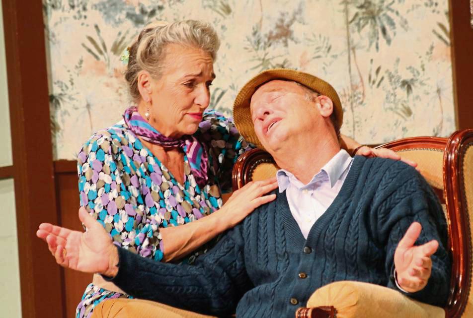 Lisbeth (Irene Schwarz) kann doch nicht von ihrem Dieter (Tom Gerhardt) lassen. Foto: Heier