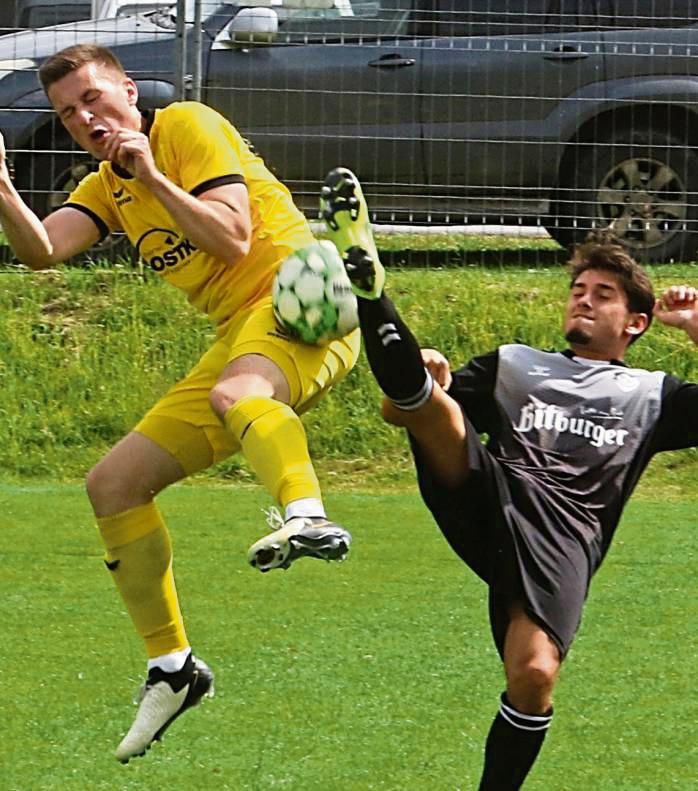 Glückwunsch: Der SuS Bad Westernkotten (in Gelb) schenkte Trainer Nolte zum Geburtstag einen 2:1-Sieg. Foto: Lütkehaus