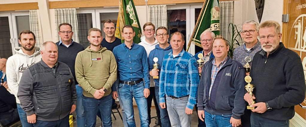 Die geehrten und neu gewählten Schützenbrüder (v.l.): Christian Diers, Thomas Wieneke, Markus Koppmeier, Tobias Raab, Tobias Kaemper, Marcel Marx, Mathis Pieper, Guido Niermann, Oberst Daniel Köhler, Franz-Josef Schniedermeier, Alexander Schlüter, Alfons Ludwigt und Karl-Heinz Pieper.