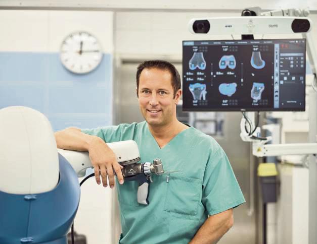 Hightech-Hilfe im OP: Chefarzt Dr. Marc K. Schuler setzt den Roboter Mako bei Gelenkoperationen ein, um möglichst präzise und schonend zu arbeiten. Foto: St. Vincenz-Kliniken