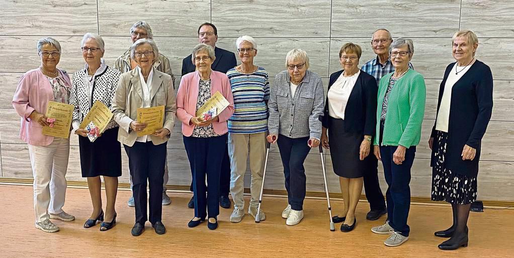 Mitgliederehrungen beim LTV Lippstadt: Präsidium und Vorstand überreichten die silbernen und goldenen Vereinsnadeln sowie Urkunden an die Anwesenden.