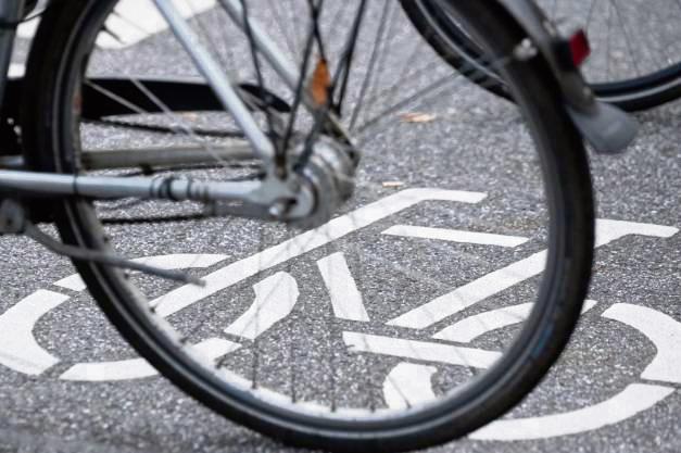 Meilenstein für einen Radweg an der L 636 zwischen Overhagen und Herringhausen: Die Stadt Lippstadt hat sich jetzt mit dem Eigentümer geeinigt, dem dort ein Großteil des Landes gehört. Foto: dpa