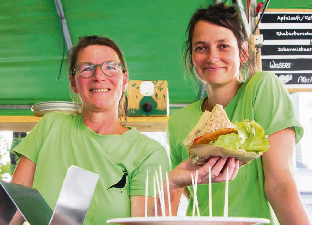 Bei der Linsenmanufaktur servierten Inhaberin Petra Kaiser und ihre Mitarbeiterin Martina unter anderem vegane Linsenburger. Fotos: Wissing