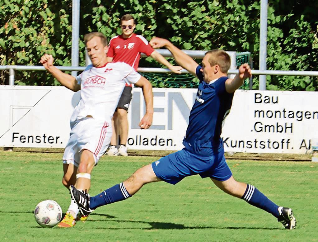 Die Kicker von RW Horn (in Weiß) werden ihrer Favoritenrolle bislang vollauf gerecht. Auch die SG Oestereiden/Effeln/Menzel (in Blau) hatte das Nachsehen. Foto: Uwe Feichtinger
