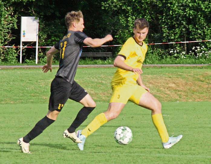 Nach holpriger Anfangsphase siegten Lukas Cesarek (r.) und der SuS Bad Westernkotten 5:0 gegen Kaunitz. Foto: Schlink