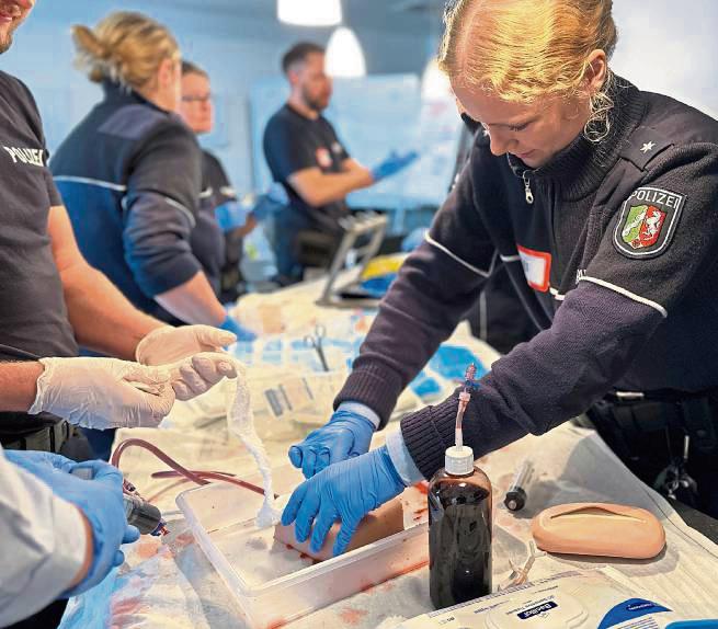 Hand in Hand im Ernstfall: Unter der Anleitung übten Polizeibeamte unter anderem, wie sie in lebensbedrohlichen Situationen schnell helfen können – etwa beim Stoppen von Blutungen...