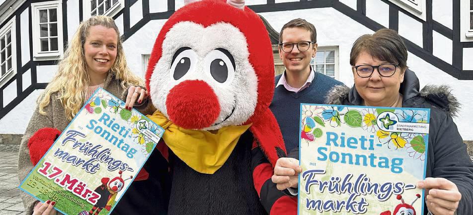 Laura Hunke (l.), Johannes Wiethoff und Karin Assmann vom Stadtmarketing sowie Maskottchen Rieti freuen sich auf den Rieti-Sonntag.