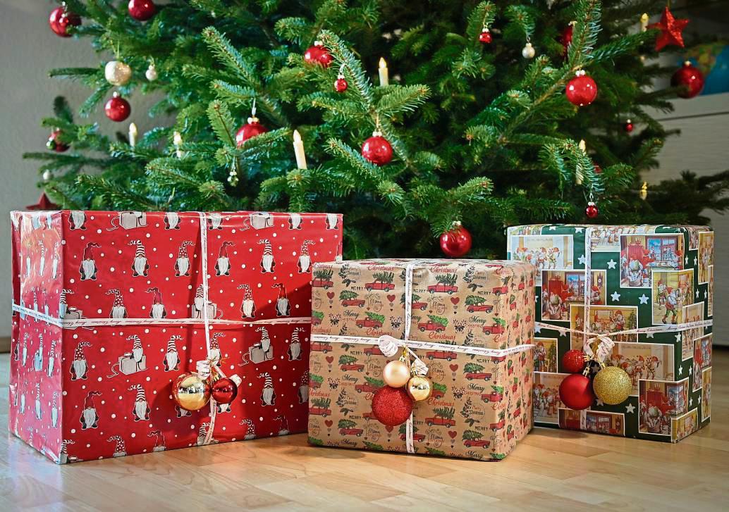 Mit der Aktion Weihnachtswunschbaum sollen wieder Herzenswünsche erfüllt werden. Foto: dpa