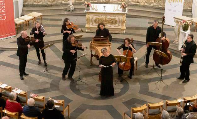 Das Thüringer Bach Collegium spielt in der Nikolauskirche.