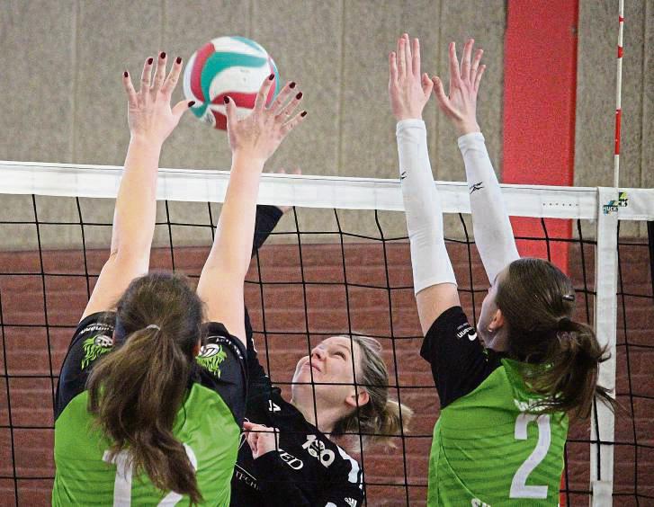 Maike Hill (schwarzes Trikot) und der SuS Oestereiden sind weiter in der Findungsphase. Auch gegen Oberaden wurde es nichts aus den erhofften drei Punkten. Foto: Thorsten Heinke