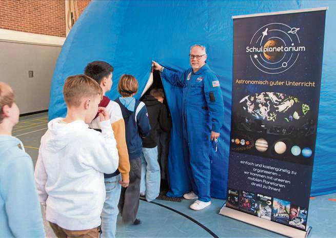 Mit der Kuppel MediaDome war das Schul-Planetarium zu Gast am Friedrich-Spee-Gymnasium.