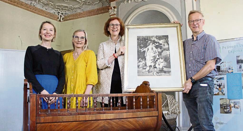 Der Förderverein schenkte dem Stadtmuseum eine Zeichnung von Friedrich Ostendorf und eine Wiege (v.l.): Anna Katz (Stadt Lippstadt), Christine Schönebeck (Museumsleiterin), Brigitte Reich (Vorsitzende des Fördervereins), Wolfgang Streblow (Förderverein). Fotos: Mintert