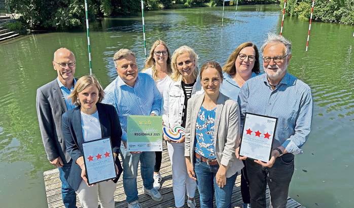 Drei-Sterne-Projekt: „Naturtalente Lippe“ wurde am Mittwoch in Arnsberg ausgezeichnet. Die Projektbeteiligten sind stolz. Foto: Cegelski