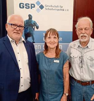 Wolfgang Hellmich (l.) mit Mariella Bousabarah und Dieter Brand von der Gesellschaft für Sicherheitspolitik.
