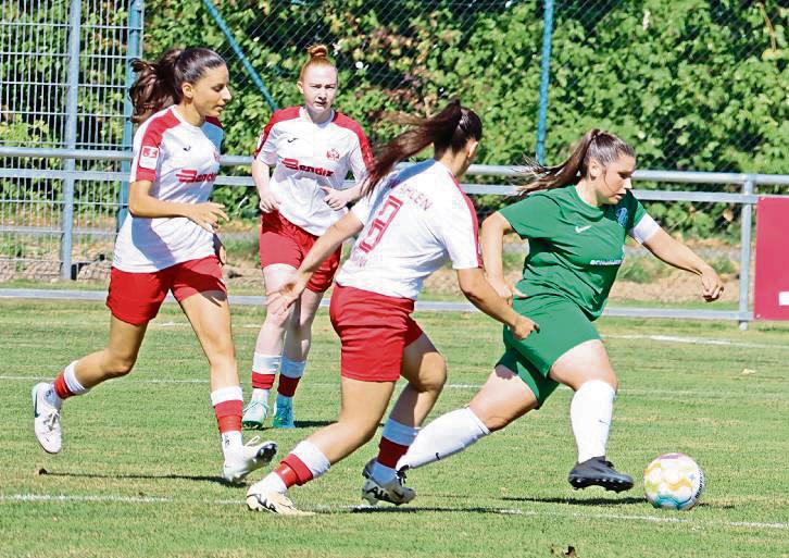 Auf eine Serie von drei ungeschlagenen Spielen blicken die Frauen von Germania Stirpe (in Grün) zurück. Foto: Uwe Feichtinger
