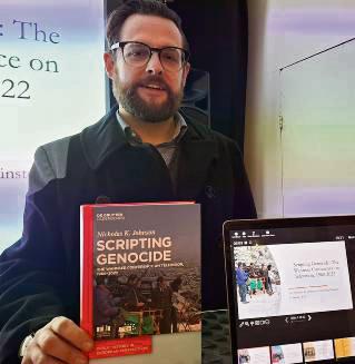 Dr. Nicholas K. Johnson mit seinem Buch. Foto: Andreas Balzer