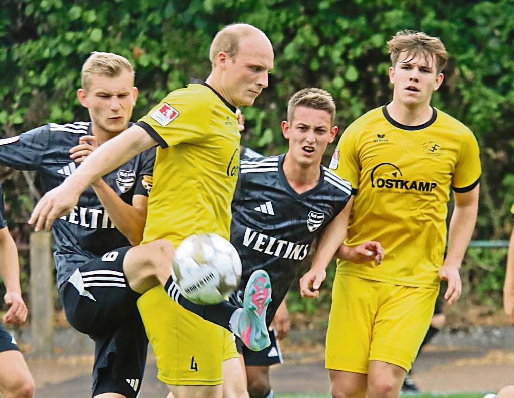 Am heimischen Zehnthof sind Merlin Sonntag (2.vl .), Phil Mehn (r.) und der SuS Bad Westernkotten noch ungeschlagen. Und daran soll sich jetzt auch im Heimspiel gegen den SV Schmallenberg/Fredeburg nichts ändern. Foto: Thomas Wiegand